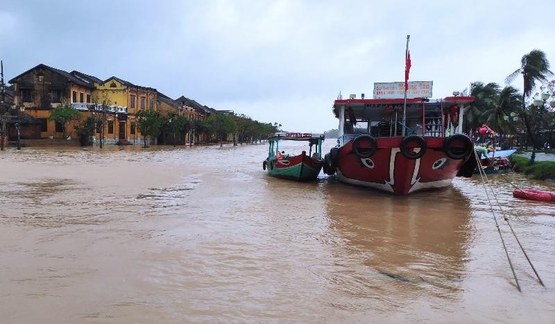 Hình ảnh nhiều tuyến đường ngập sâu, chia cắt do mưa lớn ở Quảng Nam