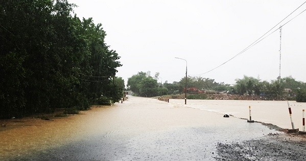Nhiều tuyến đường trên địa bàn tỉnh Quảng Nam bị ngập do mưa nhiều.