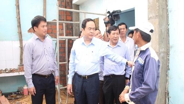 Chủ tịch Mặt trận Tổ quốc Việt Nam thăm hỏi, hỗ trợ người dân tỉnh Quảng Ngãi