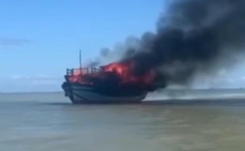 Tàu chở khách bốc cháy giữa biển