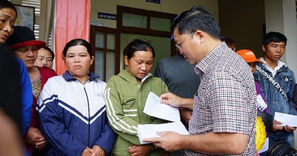 Chủ tịch tỉnh Quảng Nam đến thăm hỏi, hỗ trợ người dân huyện Phước Sơn