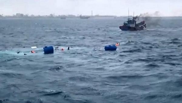 Quảng Ngãi: Chìm tàu chở hàng khi ra đảo, 5 người may mắn thoát chết