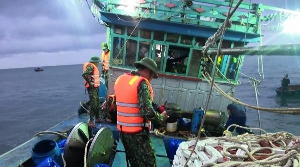 Quảng Nam: Cứu kịp thời 12 ngư dân gặp nạn trên biển