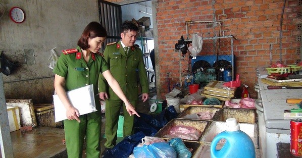 Kiểm tra cơ sở chế biến sản phẩm mỡ động vật của bà Hồ Thị Xuân. Ảnh: Quốc Huy