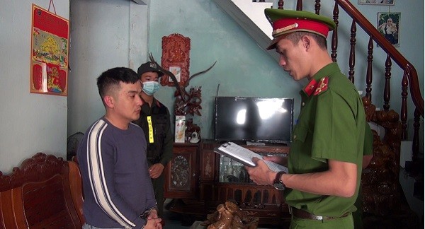 Lực lượng công an đọc Quyết định bắt đối tượng Phạm Kim Thạch.