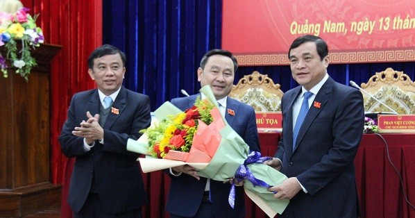 Bí thư Tỉnh ủy, Phan Việt Cường tặng hoa chúc mừng ông Nguyễn Công Thanh được bầu giữ chức Phó Chủ tịch HĐND tỉnh khóa IX (nhiệm kỳ 2016– 2021).