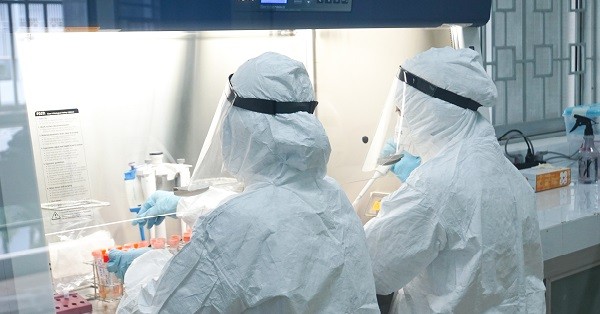 Nhân viên y tế đang làm xét nghiệm SARS-CoV-2 