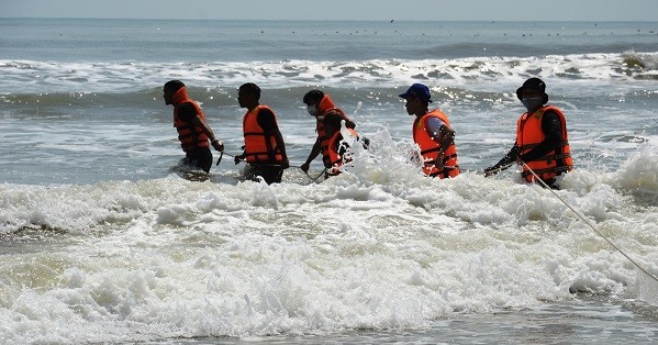Lực lượng chức năng tổ chức tìm kiếm người mất tích tại biển Mỹ Khê xã Tịnh Khê, thành phố Quảng Ngãi