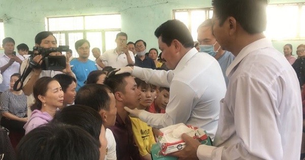 Ông Võ Hoàng Yên khám, chữa bệnh cho người dân huyện Bình Sơn vào hồi tháng 7/2020