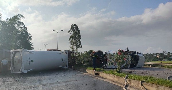 Xe container chở dầu lật chắn ngang đường, tài xế bị thương