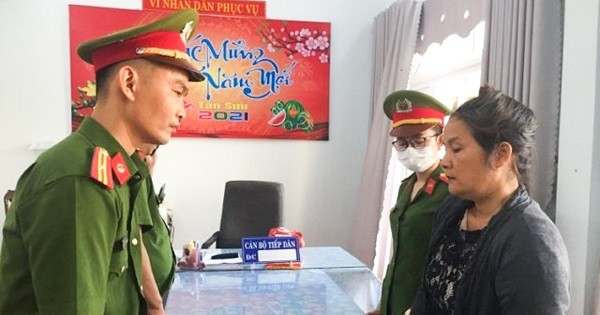Lực lượng Công an tỉnh Quảng Nam đọc quyết định bắt bà Phan Thị Hòa.