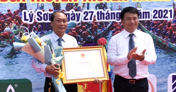 Huyện Lý Sơn đón nhận bằng công nhận Lễ hội đua thuyền tứ linh là di sản văn hóa phi vật thể Quốc gia.