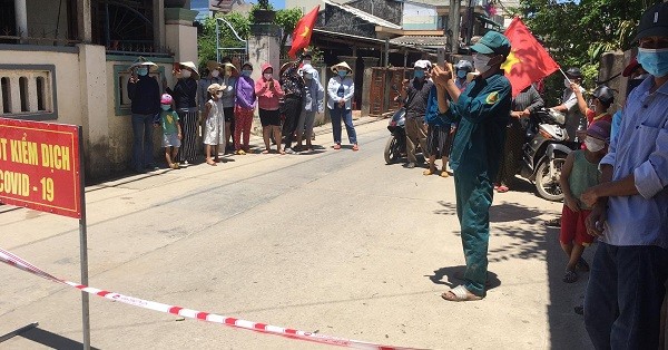 Người dân xóm Vĩnh Long (thôn An Vĩnh, xã Tịnh Kỳ, TP Quảng Ngãi) chờ đợi ăn mừng được dỡ bỏ cách ly sau 14 ngay bị phong toả.