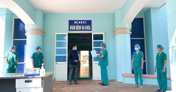 Lãnh đạo Trung tâm Y tế huyện Bình Sơn trao giấy xuất viện cho bệnh nhân 3067.