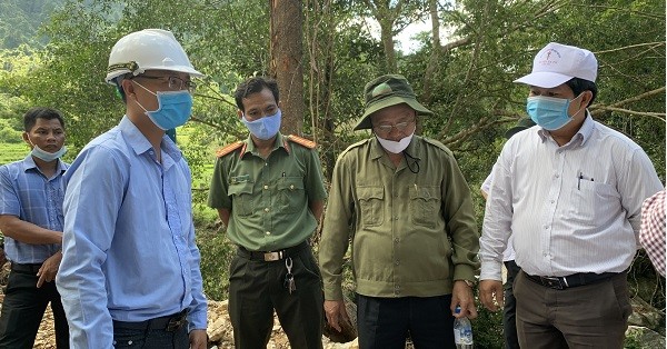 Chủ tịch UBND huyện Ba Tơ Phạm Xuân Vinh kiểm tra thực địa tại khu vực rừng phòng hộ xã Ba Ngạc.