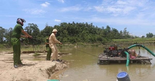 Lực lượng chức năng tạm giữ 03 bè dùng để hút cát trái phép trên sông Trà Khúc. Ảnh: Công an cung cấp.