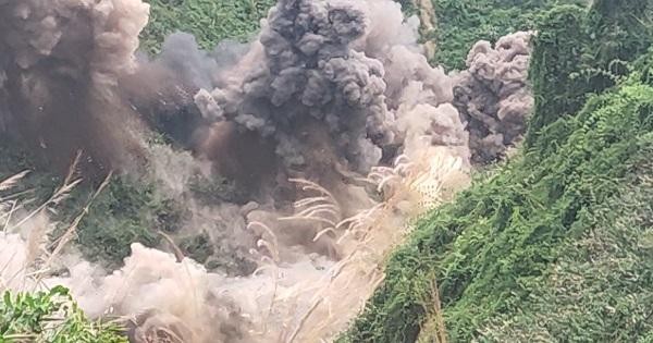 Bộ CHQS tỉnh Quảng Nam dùng 6 tấn thuốc nổ để đánh sập 75 hầm khai thác vàng trái phép.