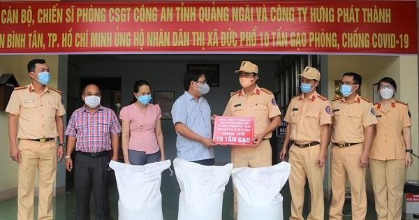Phòng Cảnh sát giao thông - Công an tỉnh Quảng Ngãi bàn giao 10 tấn gạo cho thị xã Đức Phổ để hỗ trợ cho người dân sống trong khu vực phong tỏa.