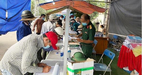 Người dân khai báo y tế tại chốt kiểm soát y tế đèo Bình Đê tỉnh Quảng Ngãi.