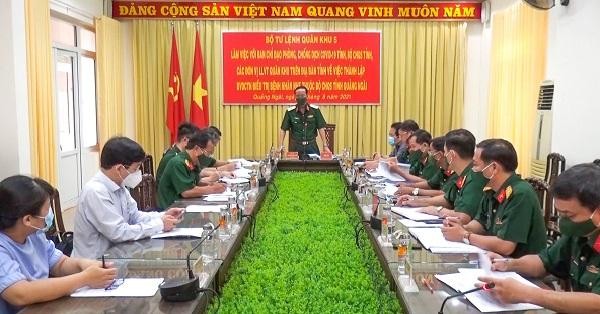 Thiếu tướng Nguyễn Đình Tiến - Phó Tư lệnh Quân khu 5 phát biểu tại buổi làm việc với tỉnh Quảng Ngãi.