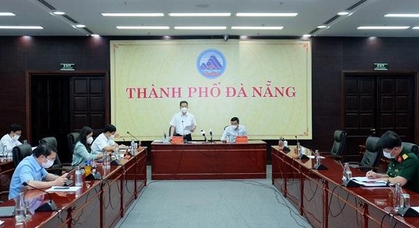 Bí thư Thành ủy Nguyễn Văn Quảng chỉ đạo kiểm soát chặt chẽ tại các khu vực kiệt, hẻm tránh tình trạng “chặt ngoài, lỏng trong”. Ảnh: CTTĐT TP Đà Nẵng