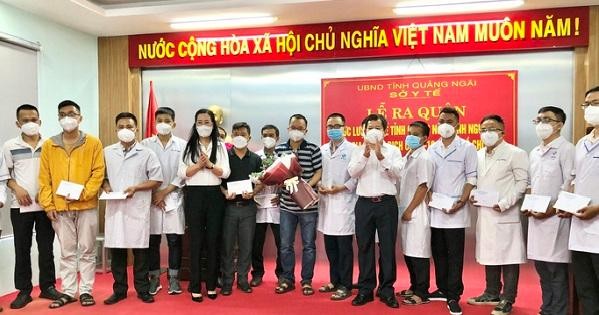 Bí thư Tỉnh ủy Quảng Ngãi Bùi Thị Quỳnh Vân và Chủ tịch UBND tỉnh Quảng Ngãi Đặng Văn Minh tặng hoa động viên các y, bác sĩ.