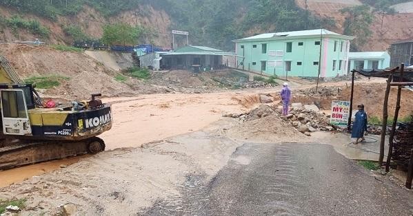 Trên địa bàn huyện Phước Sơn đang có mưa to, nhiều tuyến đường bị ngập bùn đất. 