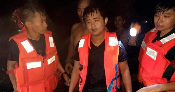 Hai công nhân đi làm về bị nước cuốn trôi được Đội thanh niên xung kích xã Tịnh Trà kịp thời ứng cứu và đưa vào bờ an toàn.