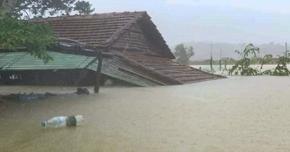 Nước lũ nhấn chìm nhiều ngôi nhà ở xã Bình Đông, huyện Bình Sơn, tỉnh Quảng Ngãi.
