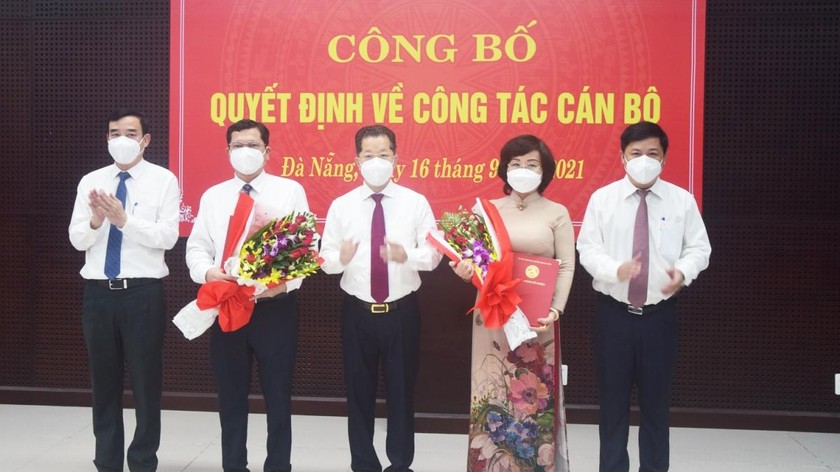 UBND thành phố Đà Nẵng trao quyết định, tặng hoa chúc mừng ông Trần Phước Sơn và bà Ngô Thị Kim Yến.