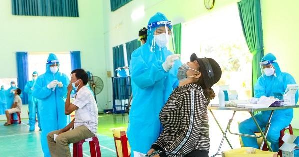 Người dân ở vùng nguy cơ lây nhiễm cao ở TP Quảng Ngãi được lấy mẫu xét nghiệm COVID-19 miễn phí.