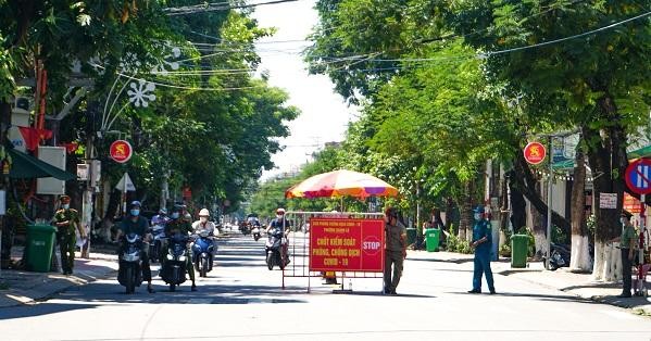 Chốt kiểm soát phòng, chống COVID-19, trên đường Phan Đình Phùng thuộc phường Chánh Lộ, thành phố Quảng Ngãi.