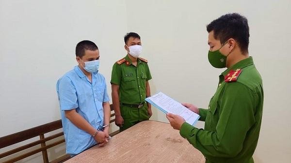 Tống đạt quyết định khởi tố vụ án, bắt tạm giam Trương Thanh Toàn để điều tra về hành vi trộm cắp tài sản