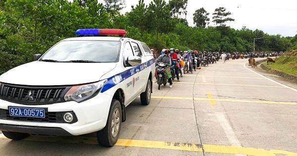Lực lượng CSGT Quảng Nam dùng xe chuyên dụng dẫn đường bà con từ phía Nam về quê khi đi ngang qua địa phận của tỉnh.