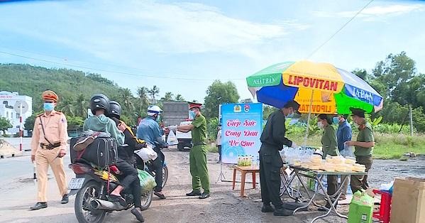 Nhiều người dân từ các tỉnh phía Nam đi xe máy về quê qua địa phận tỉnh Quảng Ngãi được hỗ trợ.