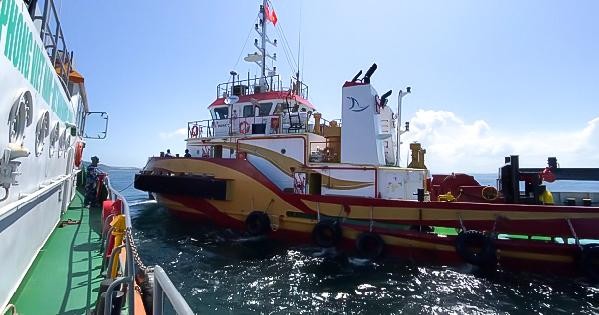 Bộ đội biên phòng Quảng Ngãi đang đưa tàu kéo và xà lan vi phạm về cảng Dung Quất để phục vụ cho công tác xác minh, điều tra.