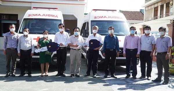Tập đoàn Dầu khí Việt Nam trao tặng 02 xe cứu thương cho Trung tâm Y tế huyện Mộ Đức và Trung tâm Y tế huyện Ba Tơ có tổng trị giá hơn 2 tỷ đồng.