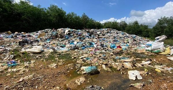 Bãi rác tập trung thôn An Kim, xã Tịnh Giang, huyện Sơn Tịnh bốc mùi hôi thối.