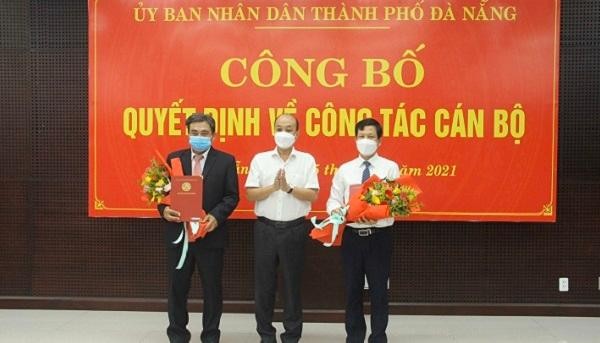 Phó Chủ tịch UBND thành phố Lê Quang Nam trao các Quyết định về công tác nhân sự (Ảnh CTT TP Đà Nẵng)