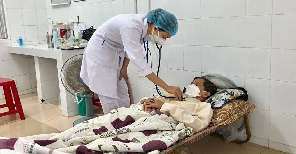 Bác sĩ Nguyễn Thị Hằng, Khoa Nhiệt đới, Bệnh viện Đa khoa tỉnh Quảng Ngãi kiểm tra sức khoẻ cho bệnh nhận sốt xuất huyết.