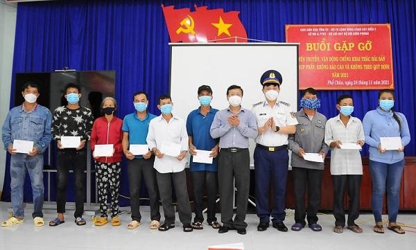 BTL Vùng Cảnh sát biển 2 tặng quà cho ngư dân có hoàn cảnh khó khăn