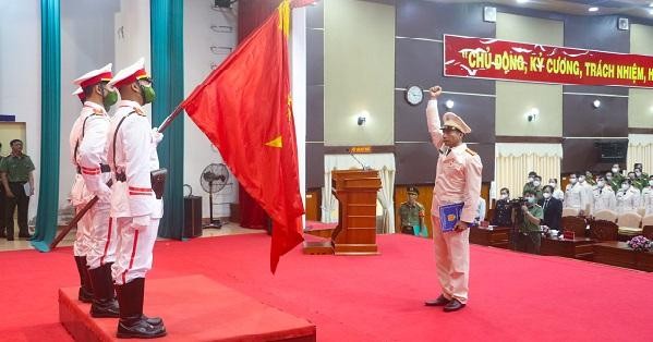 Trung tá Nguyễn Ngọc Thạnh tuyên thệ nhận chức Trưởng phòng An ninh mạng và phòng, chống tội phạm sử dụng công nghệ cao công an tỉnh Quảng Ngãi. 