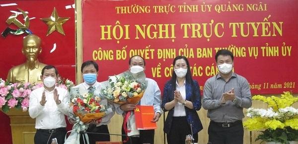 Lãnh đạo tỉnh Quảng Nam trao quyết định và tặng hoa chúc mừng ông Nguyễn Minh Trí và ôngNguyễn Quốc Việt