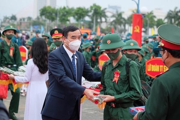 Ông Lê Trung Chinh, Chủ tịch UBND TP Đà Nẵng tặng hoa, quà tiễn các thanh niên quận Hải Châu lên đường nhập ngũ