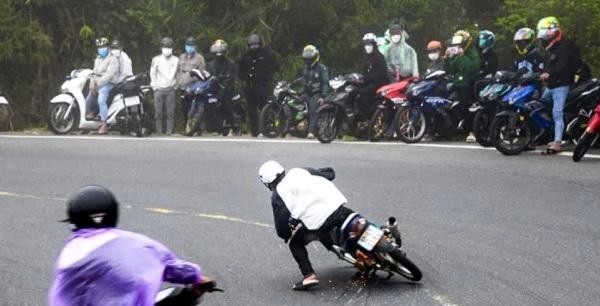 Đà Nẵng: Kiểm tra, xử lý tình trạng thanh thiếu niên tụ tập bốc đầu xe tại đỉnh đèo Hải Vân