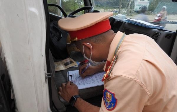 Đội CSGT Công an huyện Núi Thành tiến hành lập biên bản một số xe vi phạm