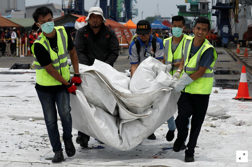 Các nhân viên cứu hộ chất mảnh vỡ từ thân máy bay Lion Air, chuyến JT610 lên một chiếc xe tải ở cảng Tanjung Priok, Jakarta, Indonesia hôm nay (2/11/2018). Ảnh: REUTERS/Edgar Su