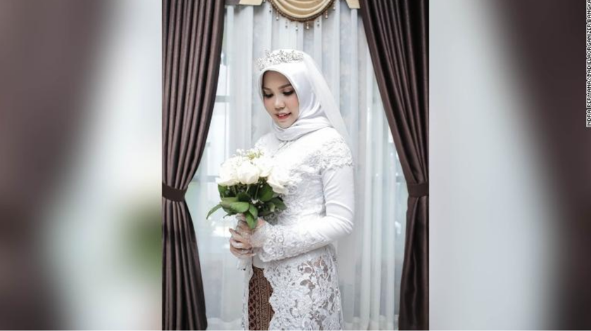 Cô Intan Syari đứng chụp ảnh cưới một mình, thoả ước nguyện của vị hôn phu khi anh không bao giờ trở lại. 