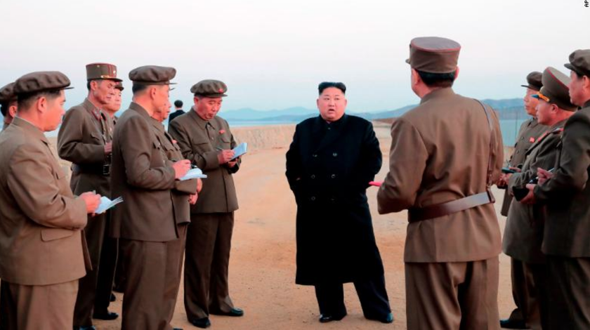 Ông Kim Jong Un giám sát cuộc thử nghiệm vũ khí - Ảnh được nhà nước Triều Tiên công khai 

