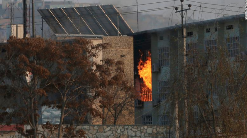 Lửa bốc lên từ vụ đánh bom bằng xe hơi tại toà nhà chính phủ ở Kabul, Afghanistan ngày 24/12